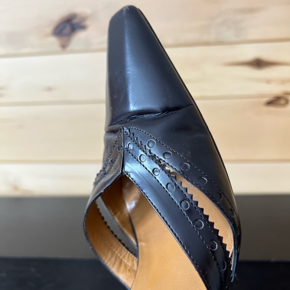 Gucci designer 3” heels, pointed toe, rich brown detailedleather, gold buckles. - Picture 4 of 11